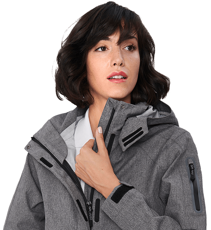 Frau mit Outdoorjacke